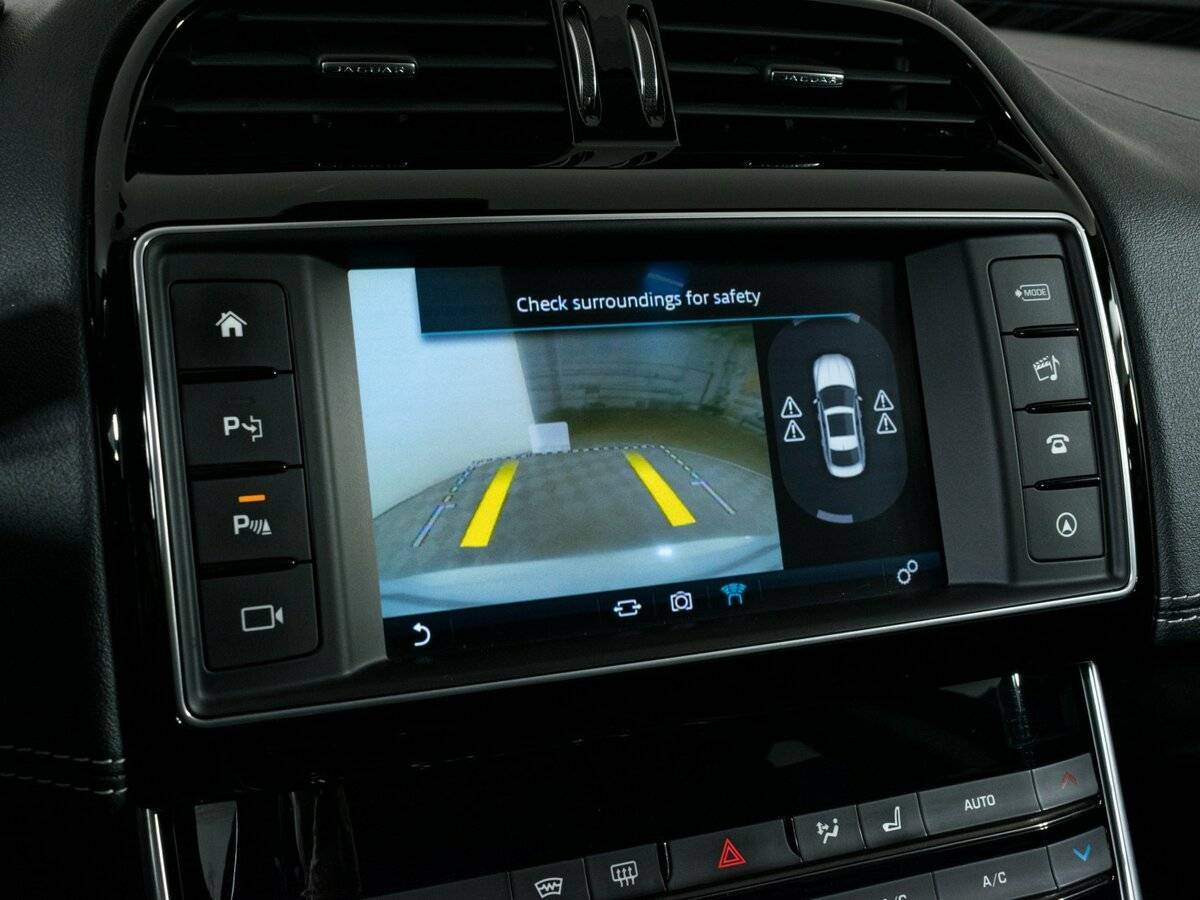 Б/У Ягуар ИксЕ 2015 года. Фото: #18