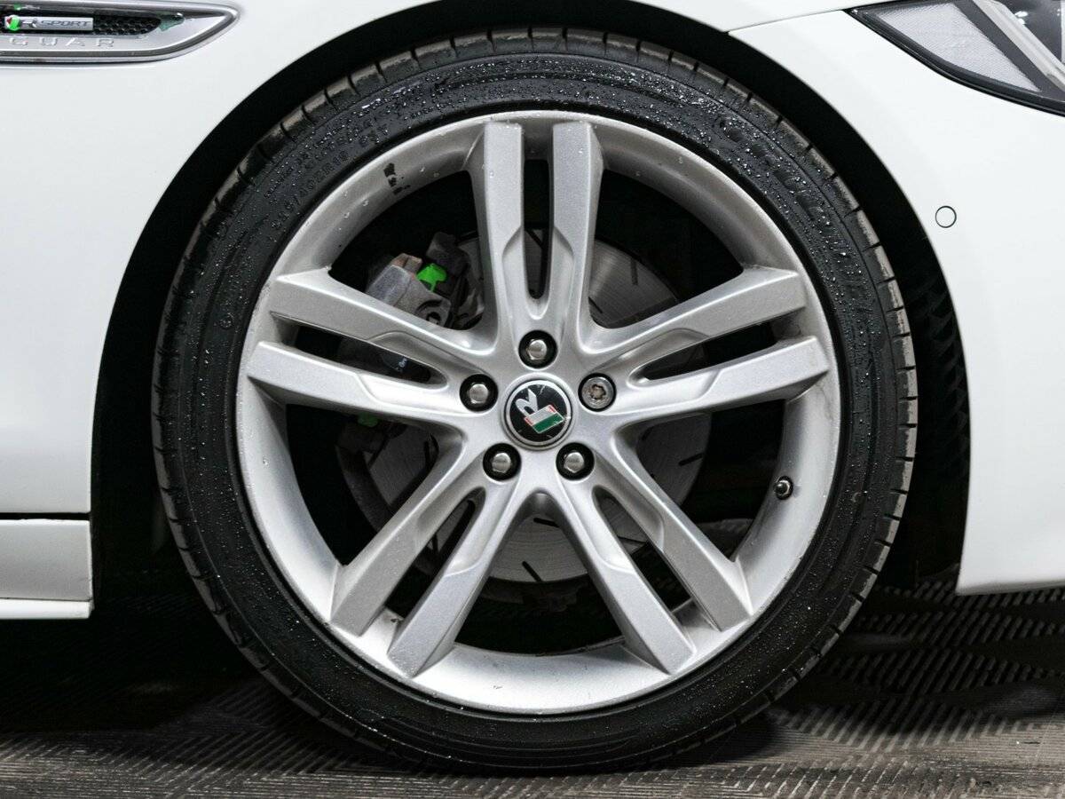 Б/У Ягуар ИксЕ 2015 года. Фото: #19