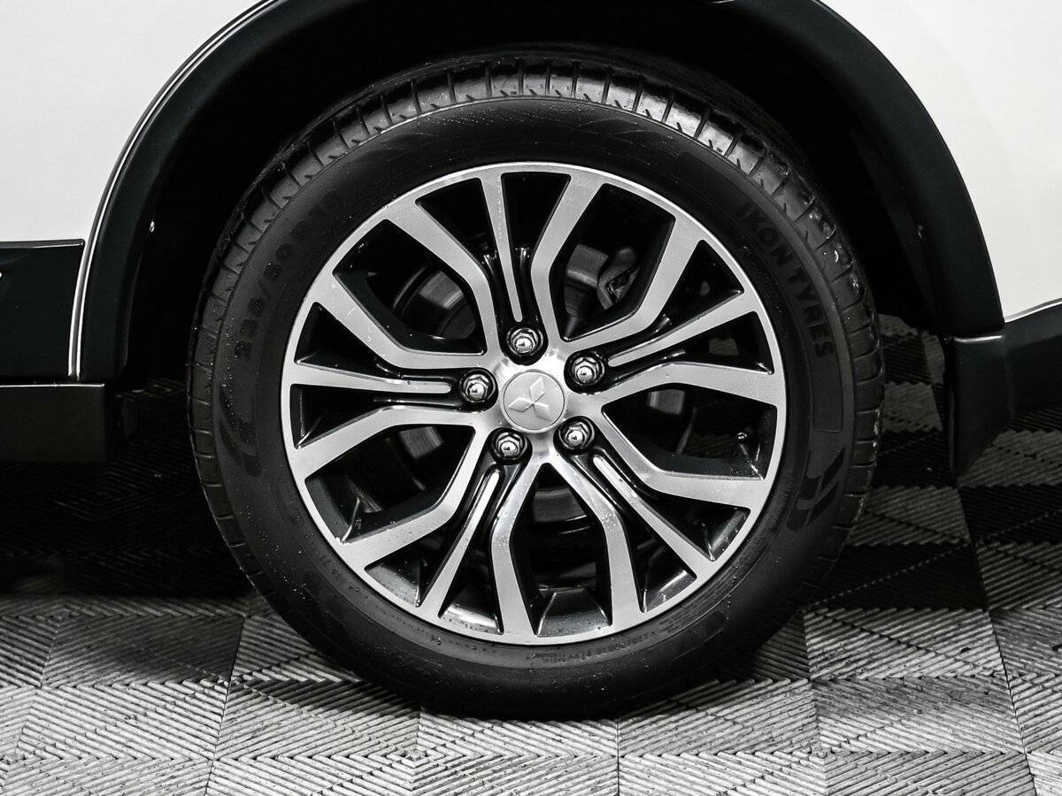 Б/У Митсубиши Оутлэндер 2017 года. Фото: #13