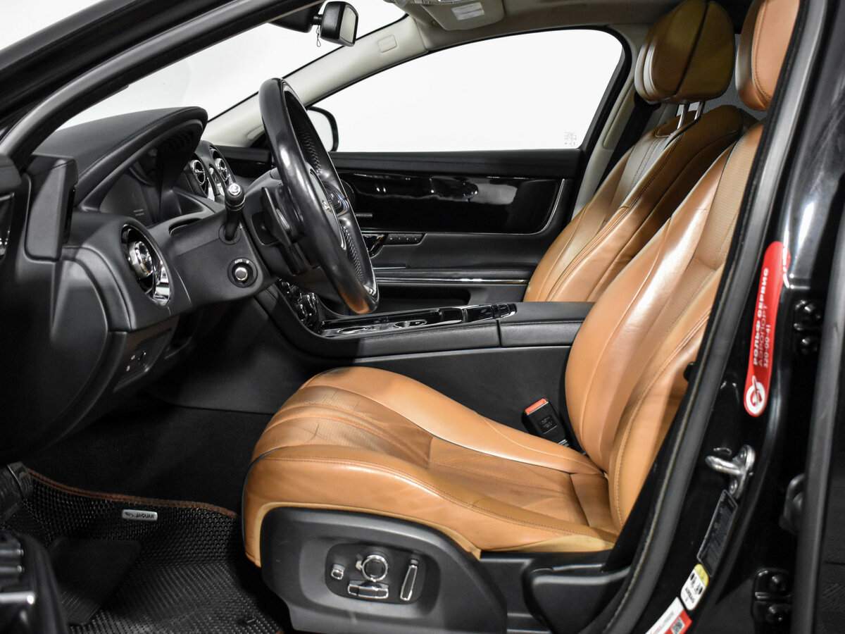 Б/У Ягуар ИксДжи 2016 года. Фото: #10