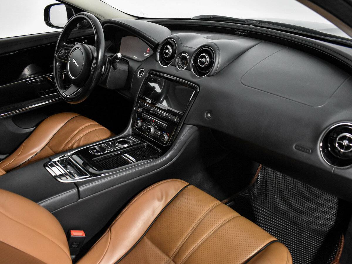 Б/У Ягуар ИксДжи 2016 года. Фото: #14