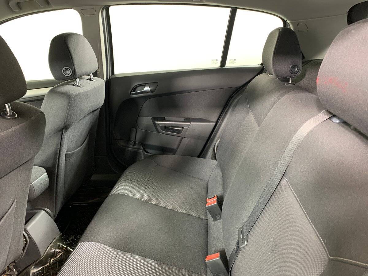 Б/У Опель Астра 2010 года. Фото: #17