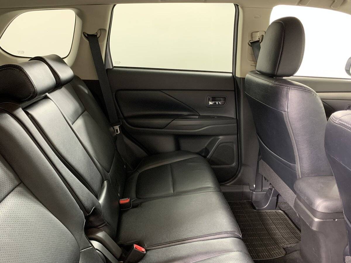 Б/У Митсубиши Оутлэндер 2013 года. Фото: #16