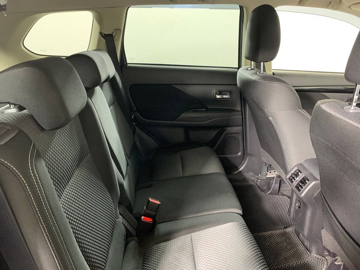 Б/У Митсубиши Оутлэндер 2019 года. Фото: #16