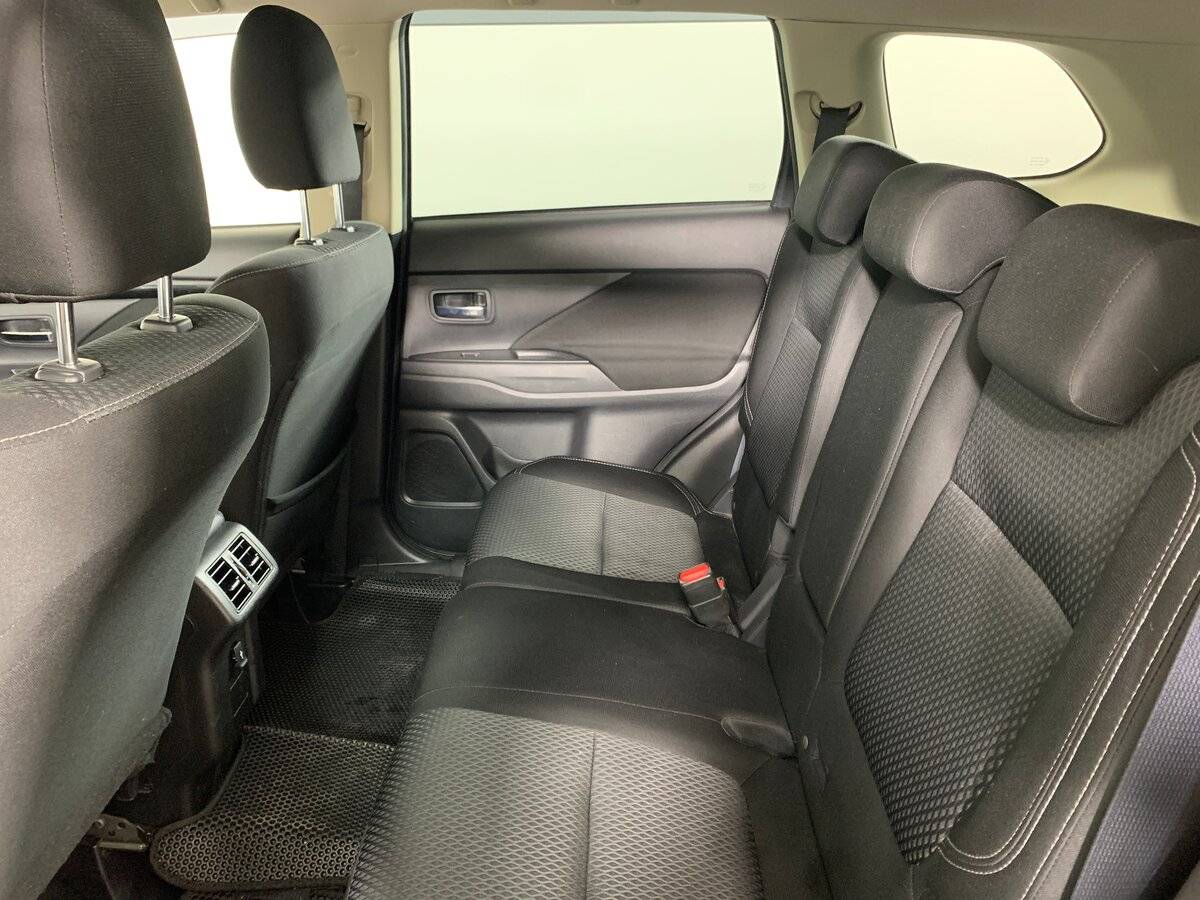 Б/У Митсубиши Оутлэндер 2019 года. Фото: #17