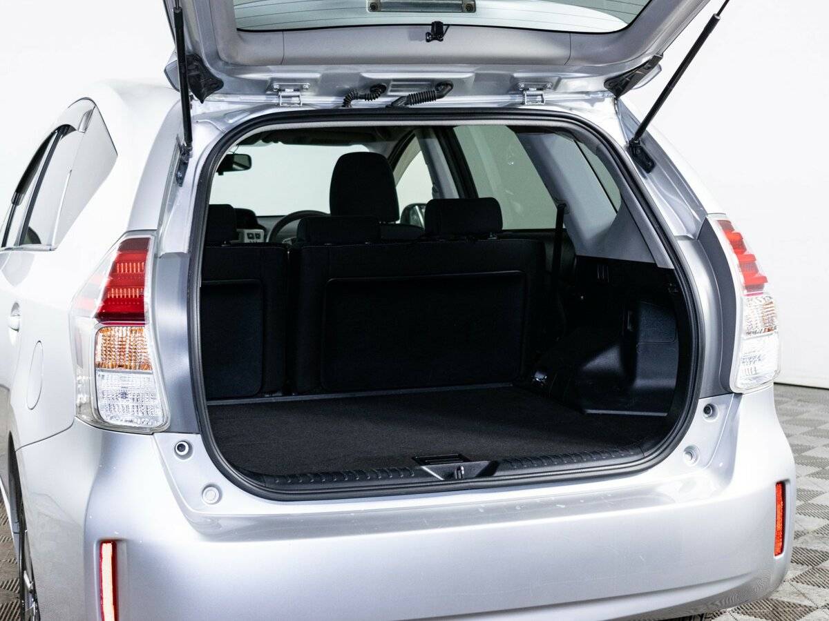 Б/У Тойота Prius Alpha 2017 года. Фото: #8