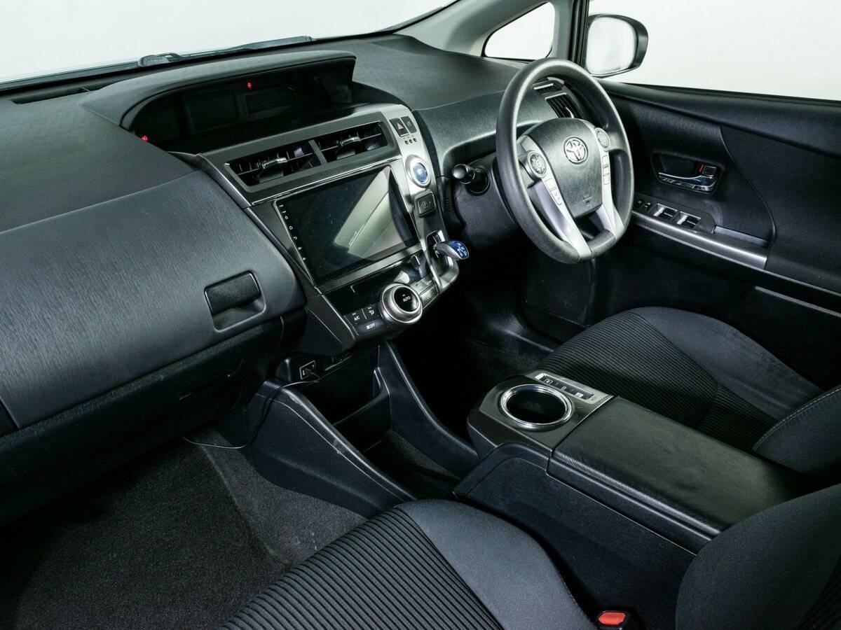 Б/У Тойота Prius Alpha 2017 года. Фото: #9