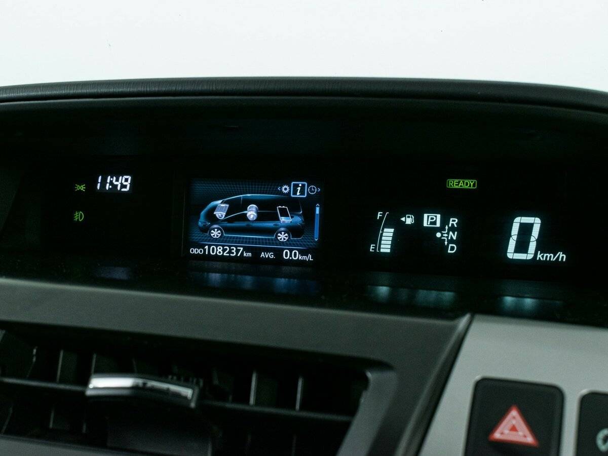 Б/У Тойота Prius Alpha 2017 года. Фото: #12