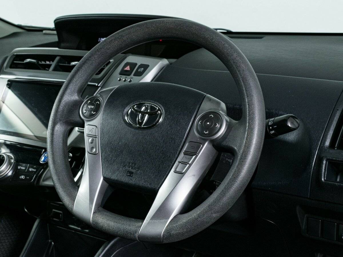 Б/У Тойота Prius Alpha 2017 года. Фото: #13