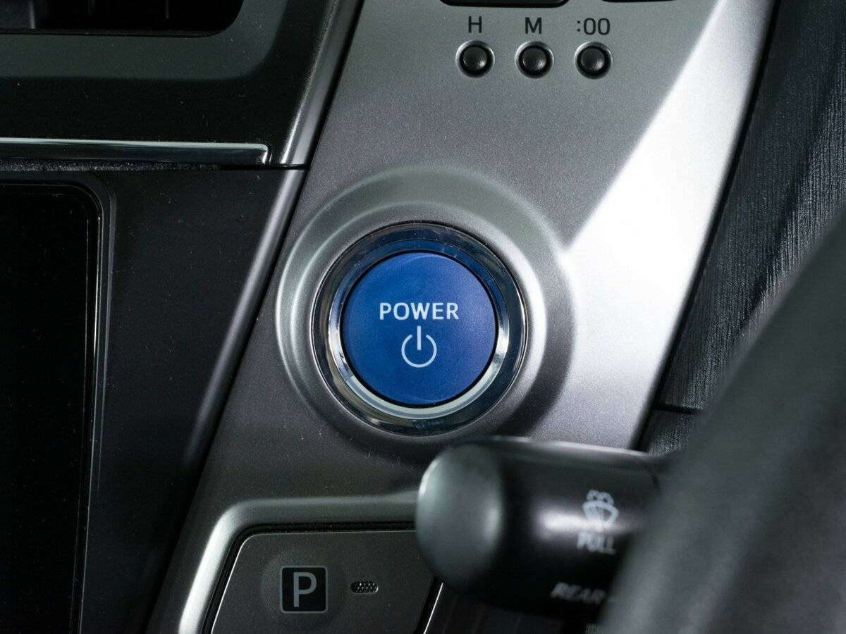 Б/У Тойота Prius Alpha 2017 года. Фото: #14