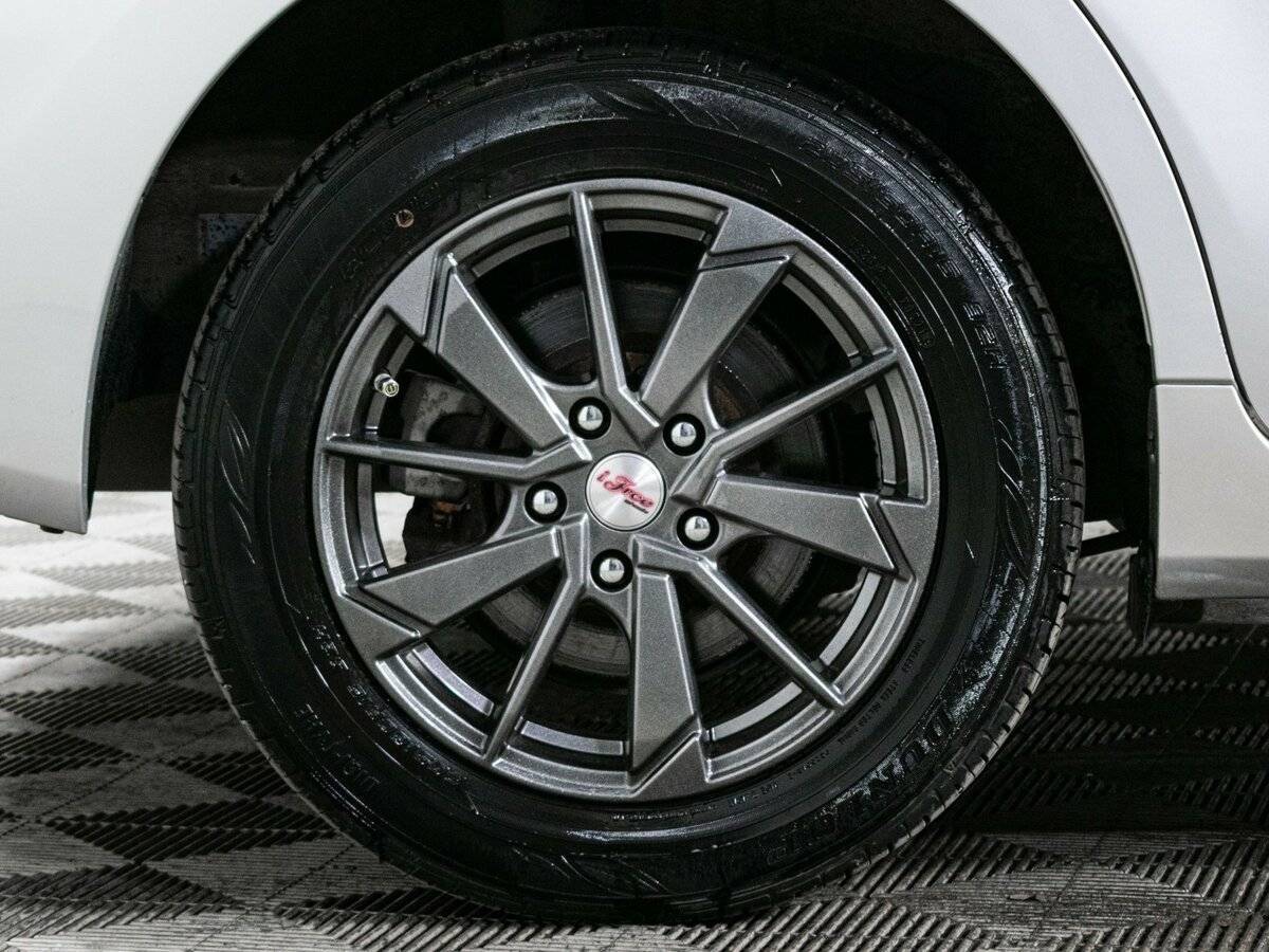 Б/У Тойота Prius Alpha 2017 года. Фото: #18