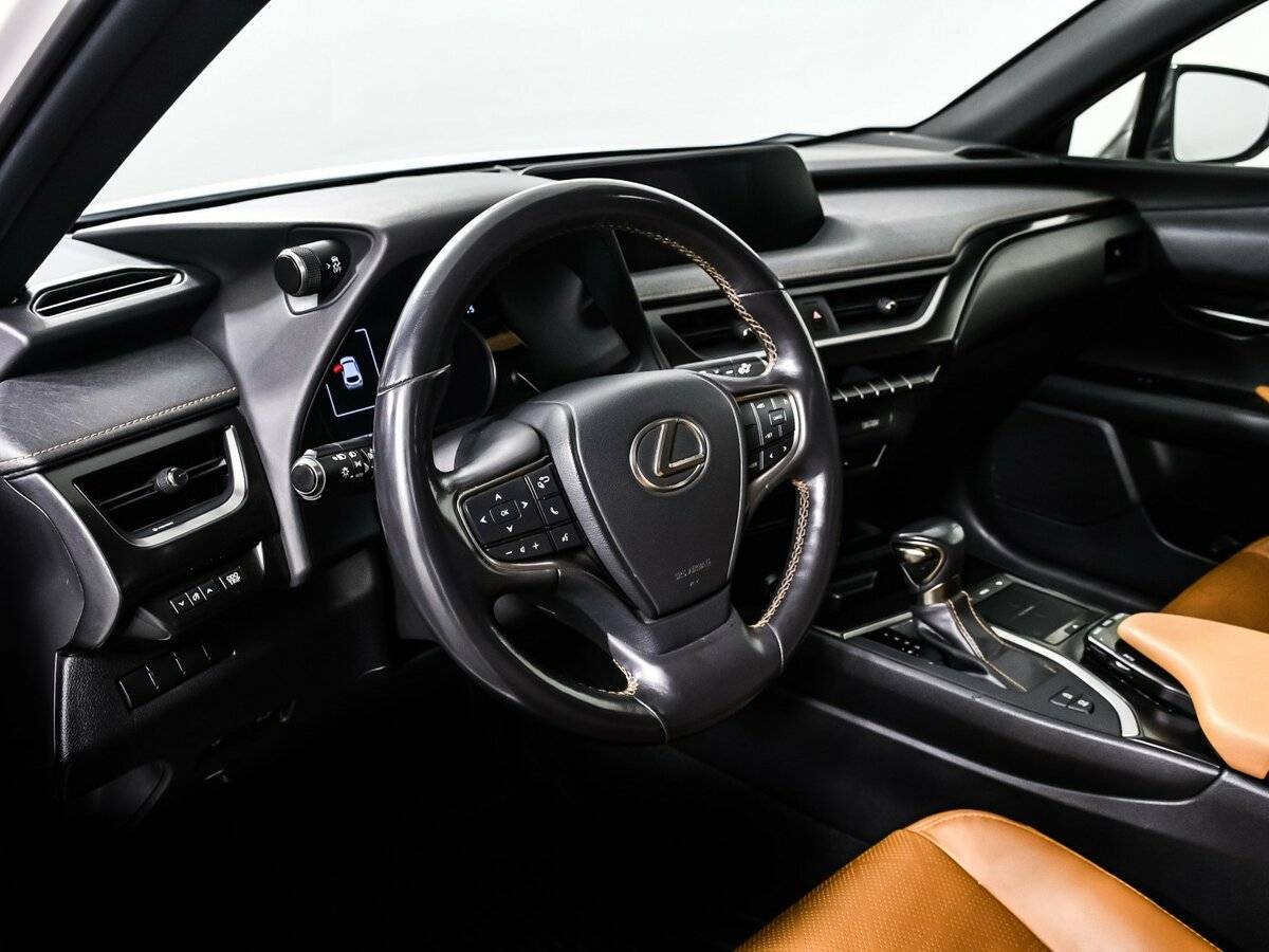 Б/У Лексус У-Икс 2019 года. Фото: #12