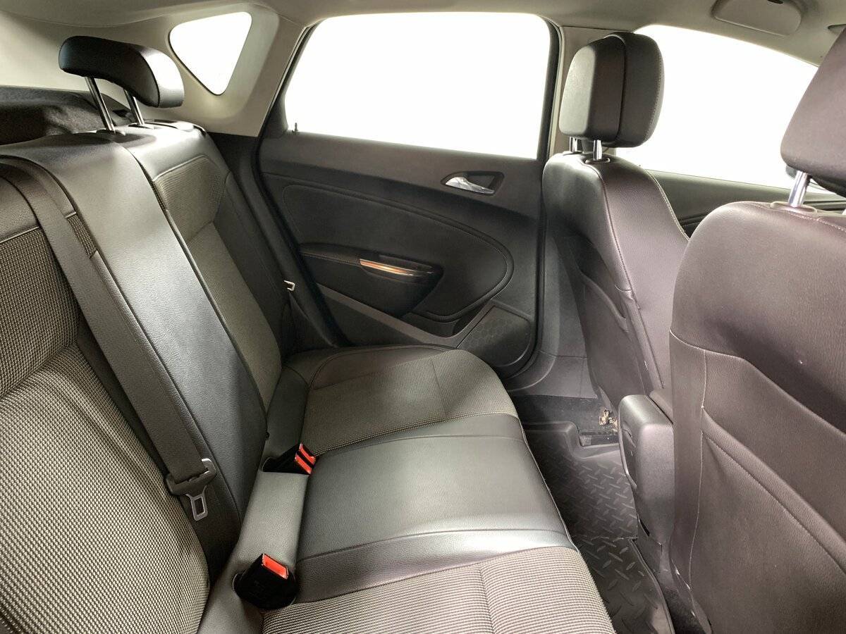 Б/У Опель Астра 2011 года. Фото: #16