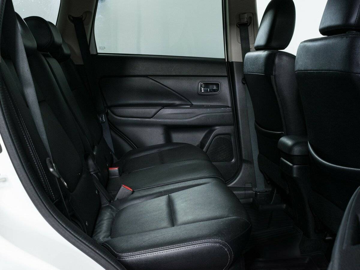 Б/У Митсубиши Оутлэндер 2016 года. Фото: #11