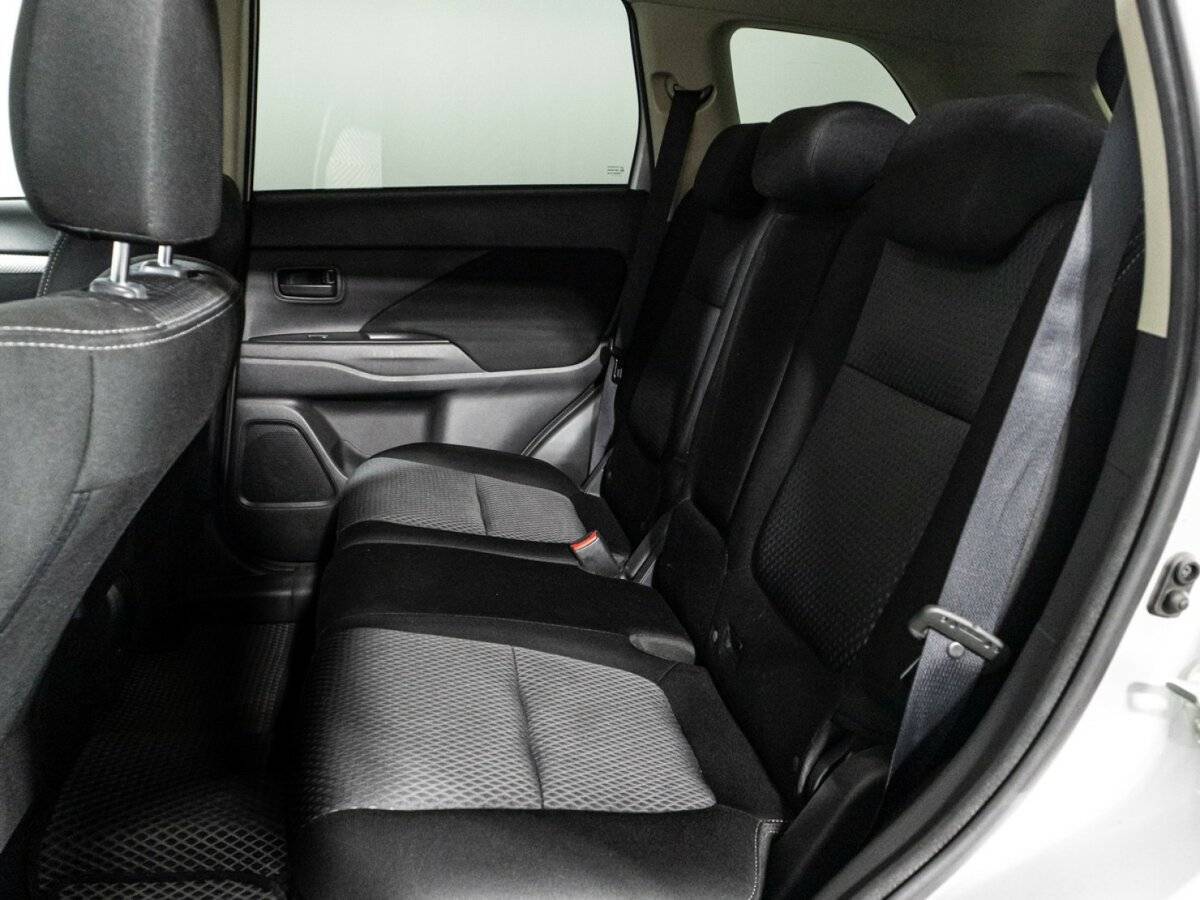 Б/У Митсубиши Оутлэндер 2017 года. Фото: #9