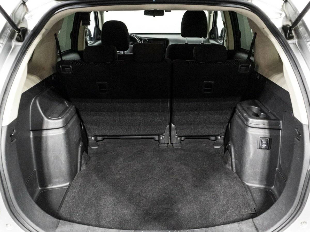 Б/У Митсубиши Оутлэндер 2017 года. Фото: #13