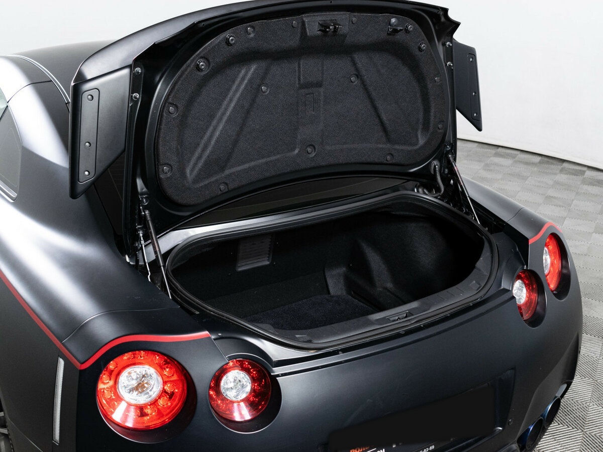 Б/У Ниссан ГТ-Р 2011 года. Фото: #6