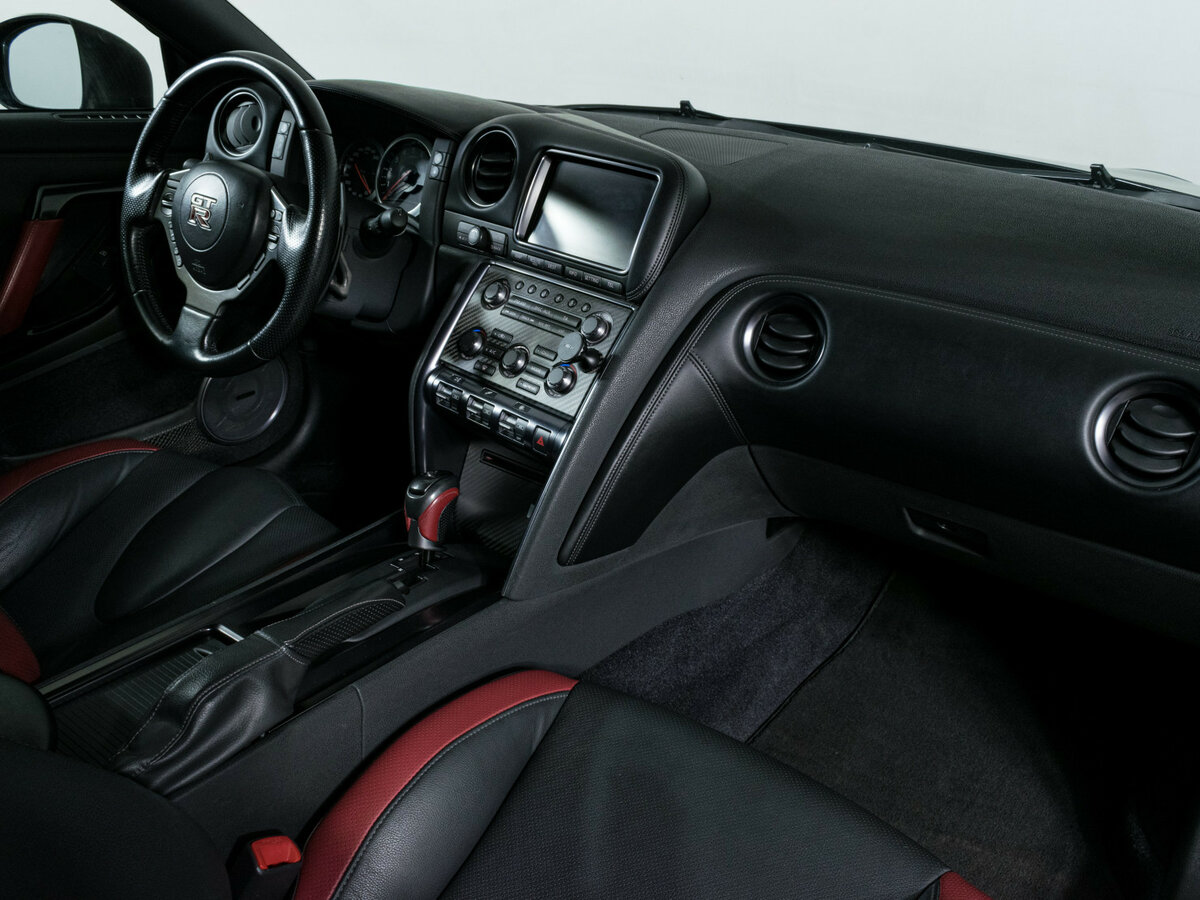 Б/У Ниссан ГТ-Р 2011 года. Фото: #7