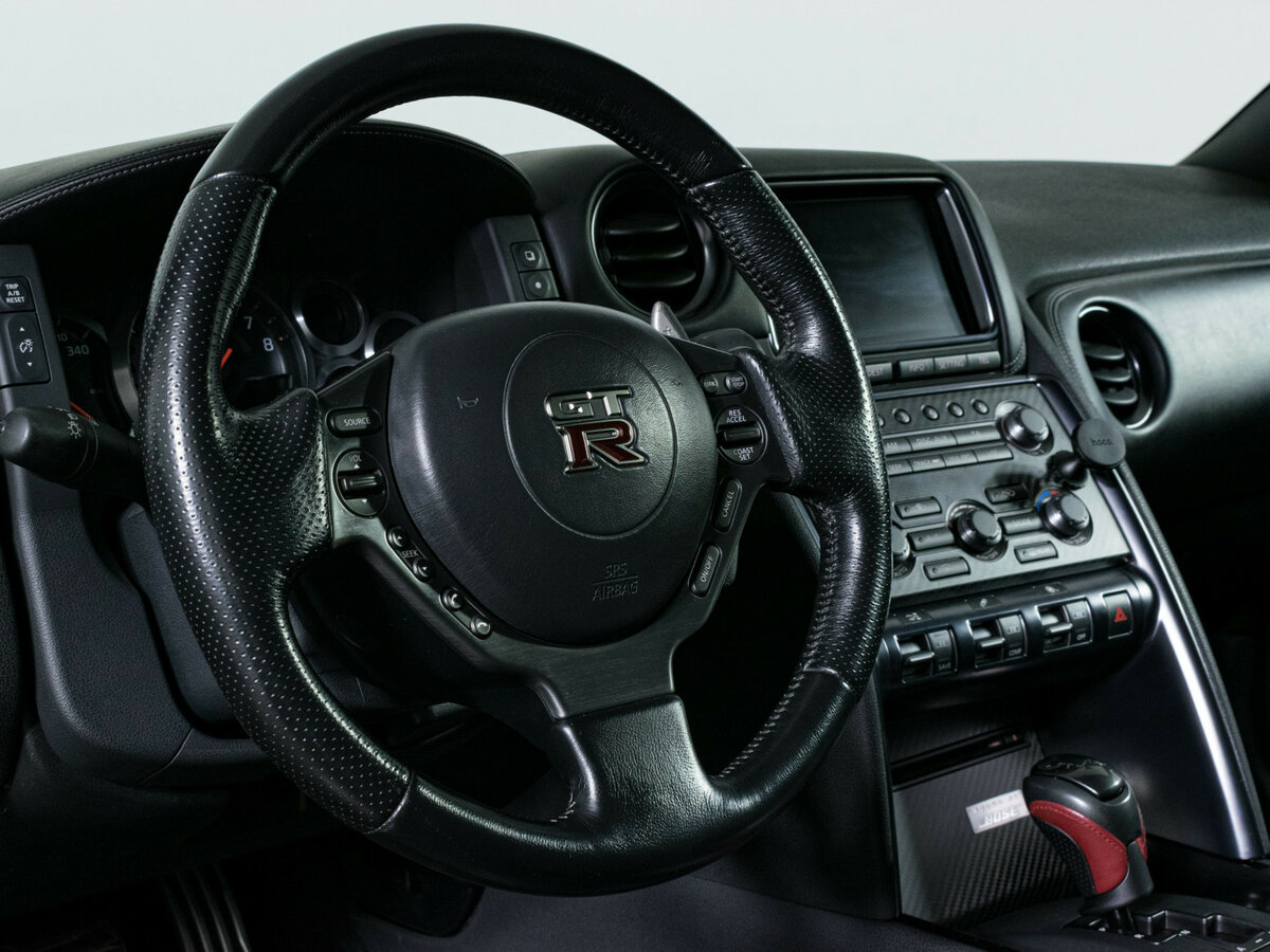 Б/У Ниссан ГТ-Р 2011 года. Фото: #11