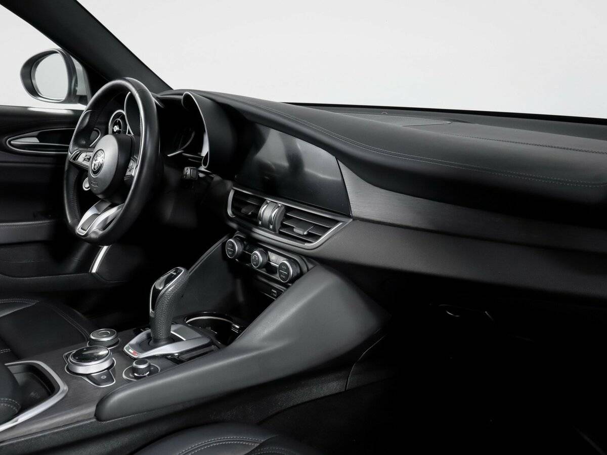 Б/У Альфа Ромео Гьюлиа 2021 года. Фото: #6