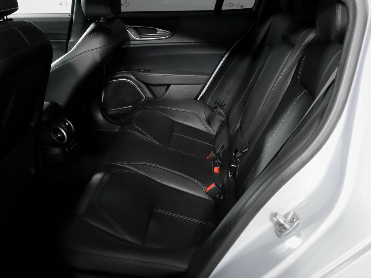 Б/У Альфа Ромео Гьюлиа 2021 года. Фото: #7