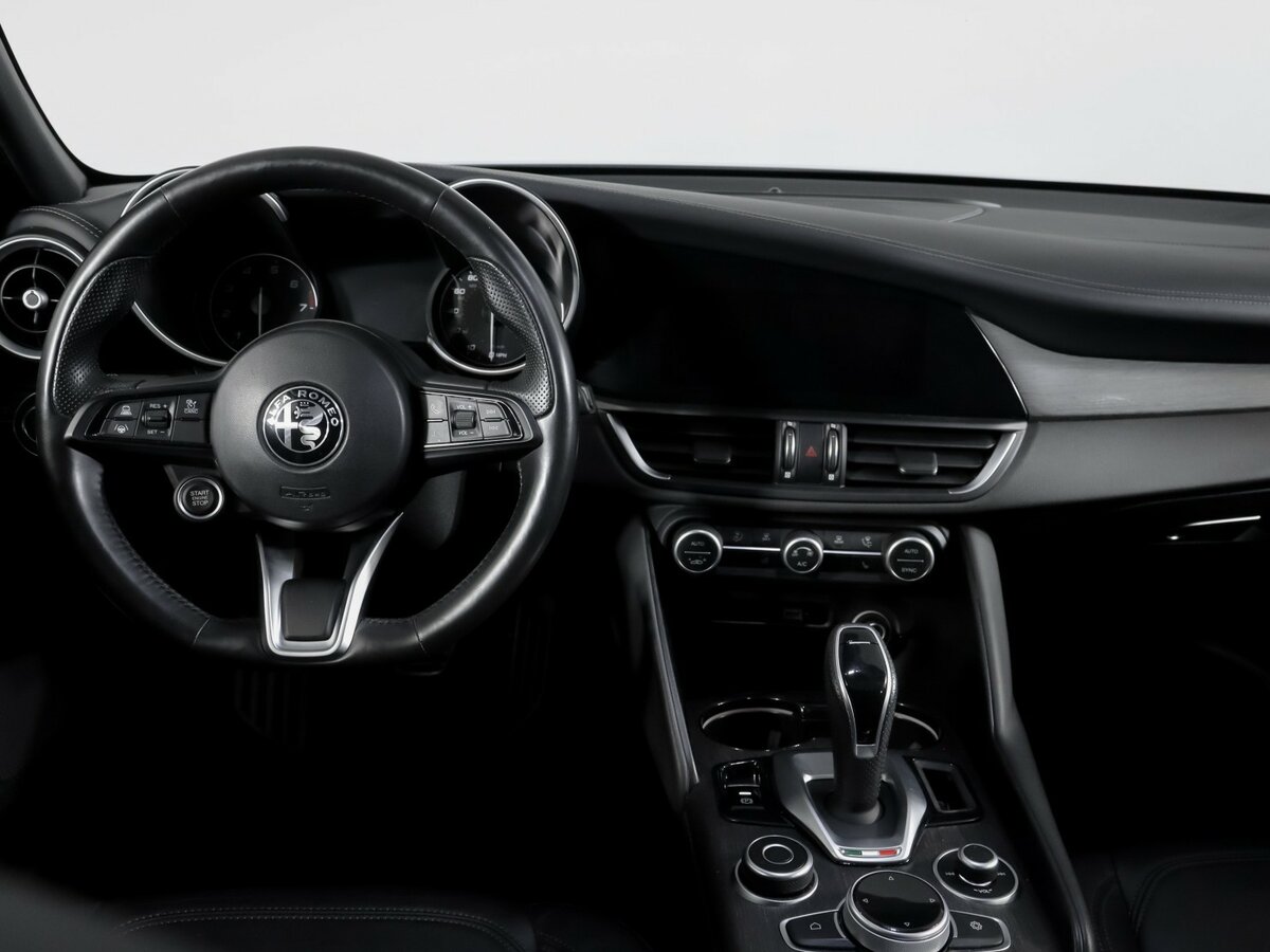 Б/У Альфа Ромео Гьюлиа 2021 года. Фото: #9