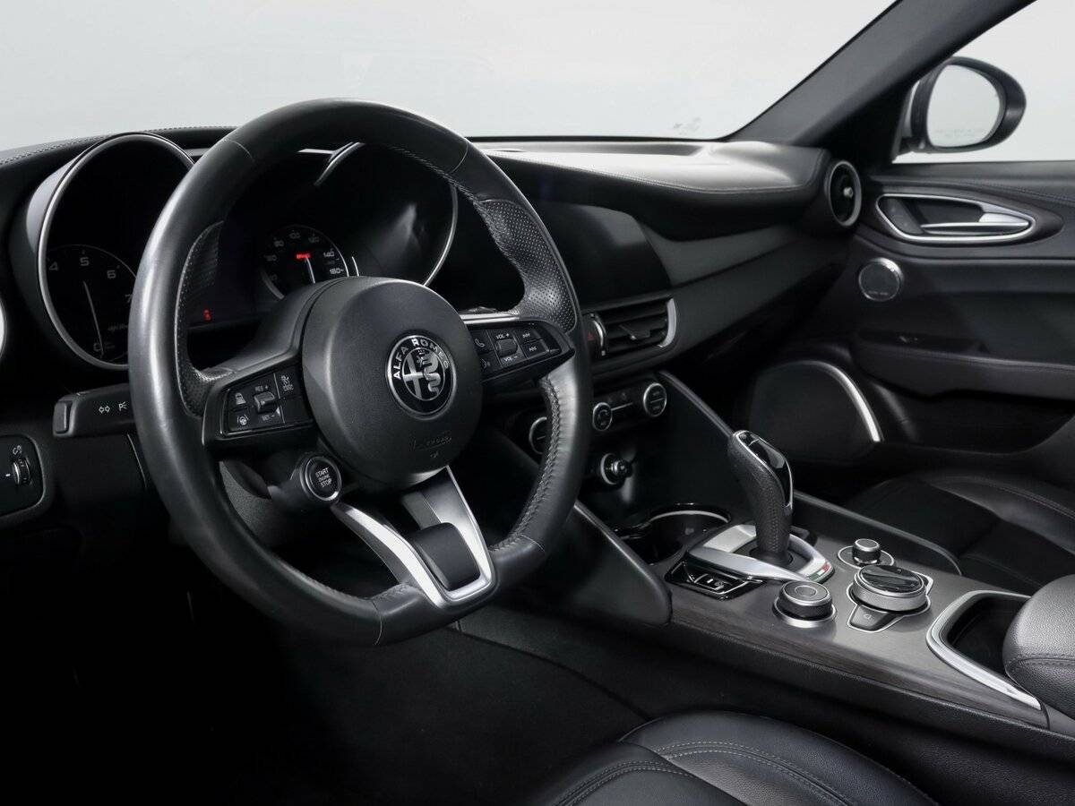 Б/У Альфа Ромео Гьюлиа 2021 года. Фото: #10