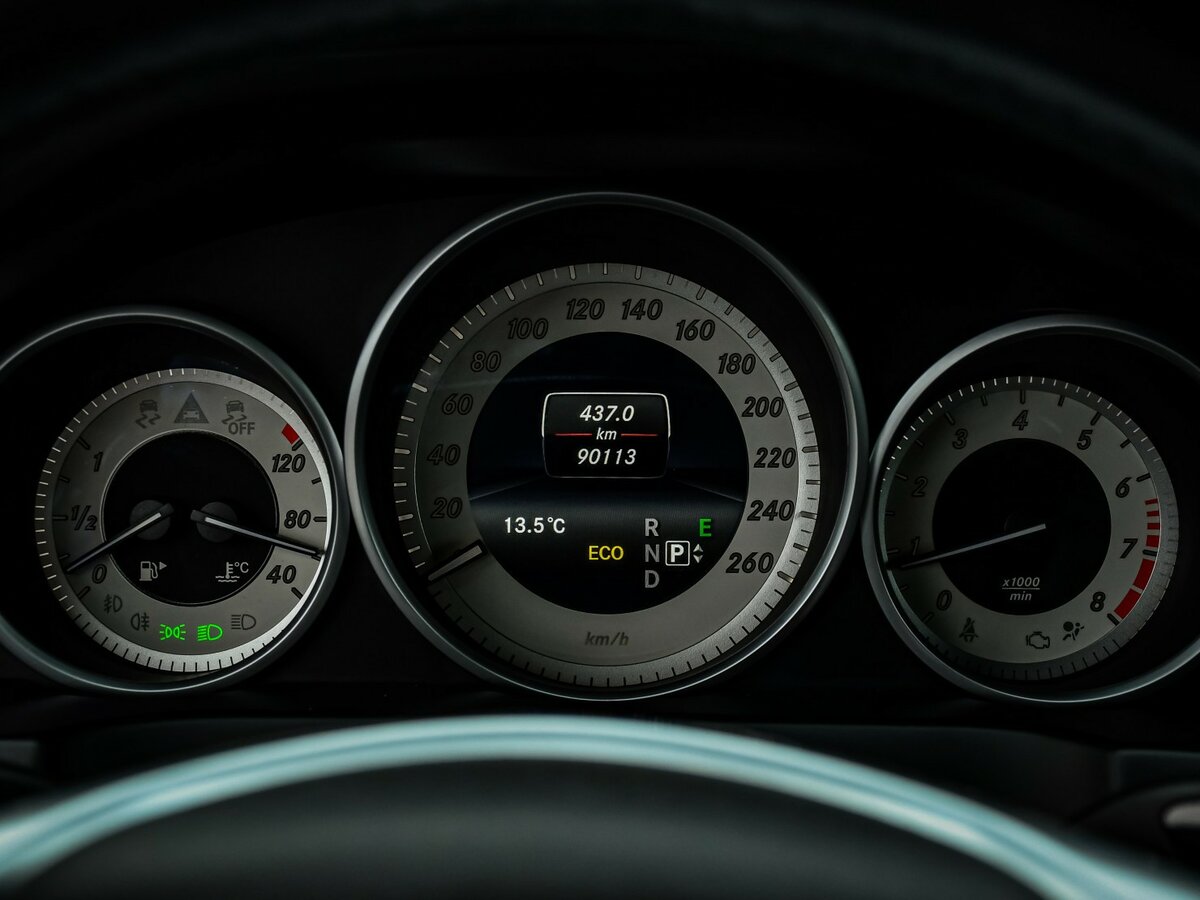 Б/У Мерседес-Бенц Е-Класс 2015 года. Фото: #9