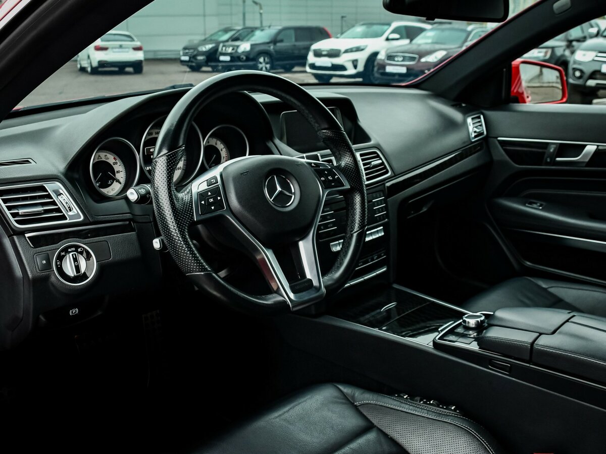 Б/У Мерседес-Бенц Е-Класс 2015 года. Фото: #10