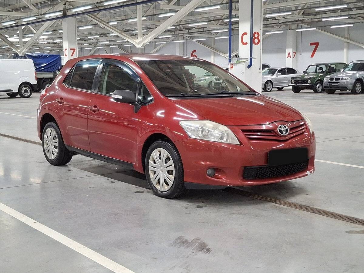 Б/У Тойота Аурис 2010 года. Фото: #2