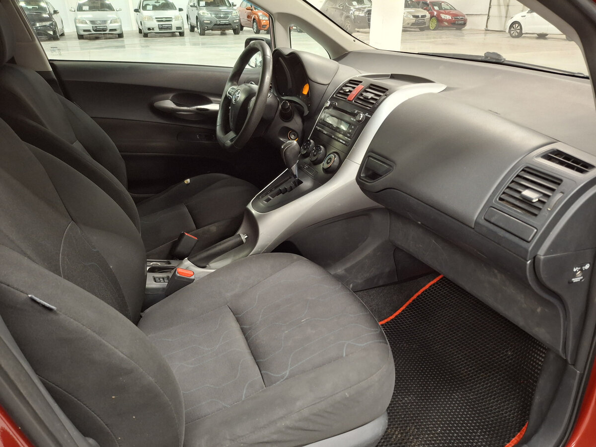 Б/У Тойота Аурис 2010 года. Фото: #10