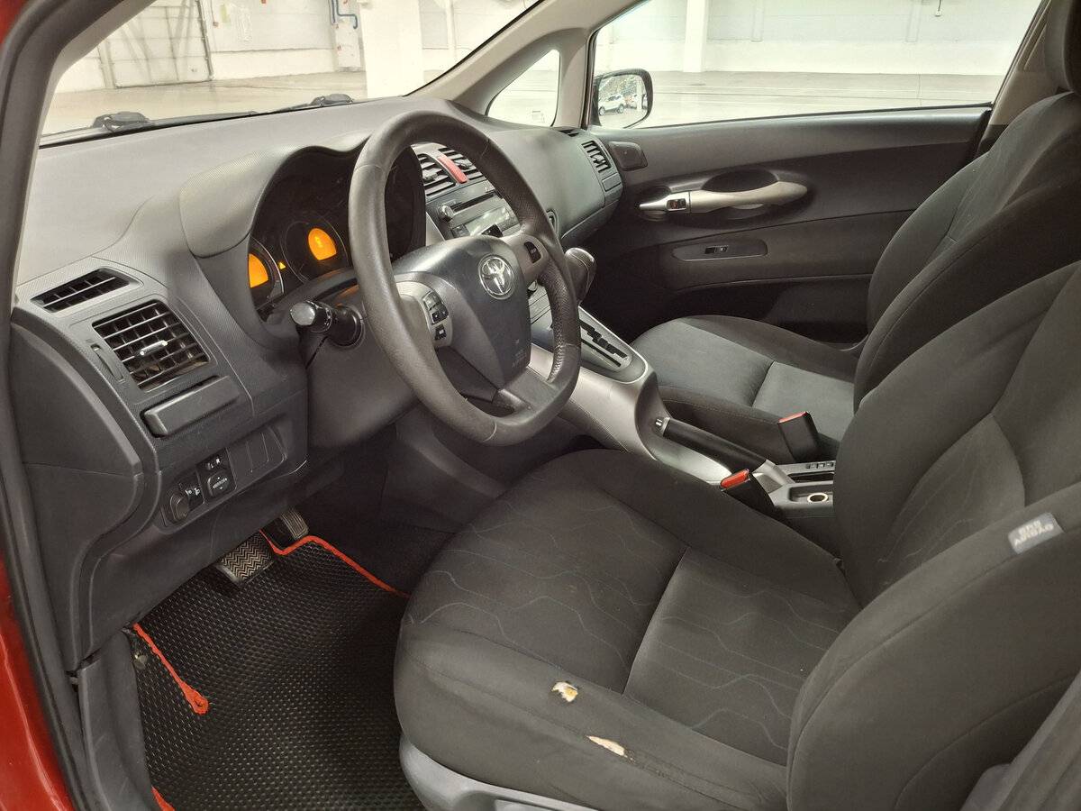 Б/У Тойота Аурис 2010 года. Фото: #14