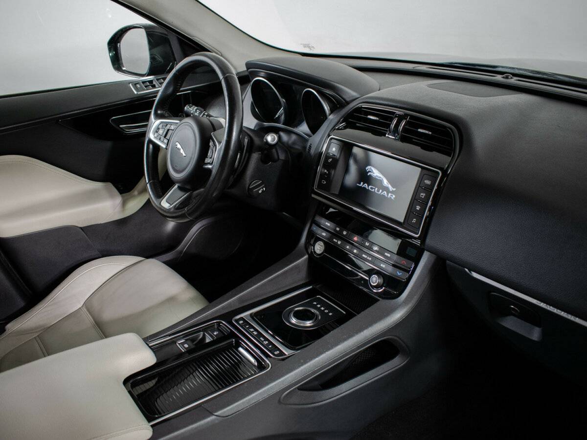 Б/У Ягуар Ф-Пэйс 2017 года. Фото: #8