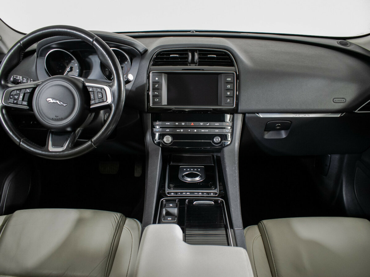 Б/У Ягуар Ф-Пэйс 2017 года. Фото: #10