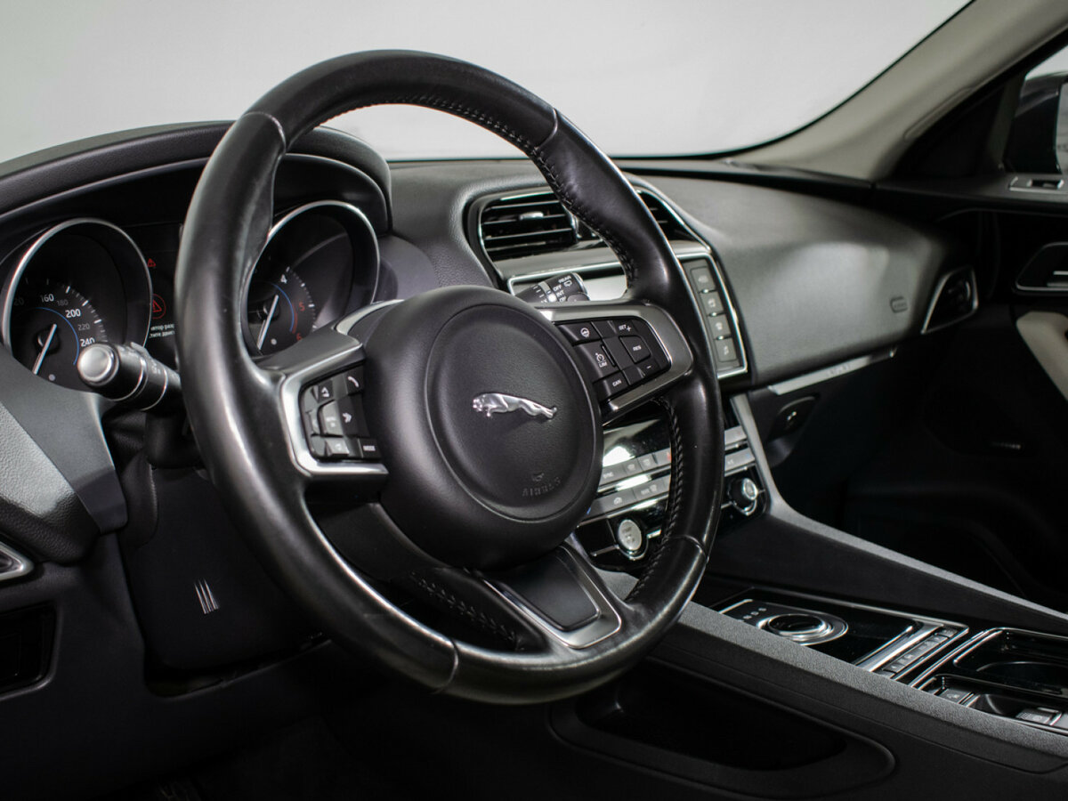 Б/У Ягуар Ф-Пэйс 2017 года. Фото: #12