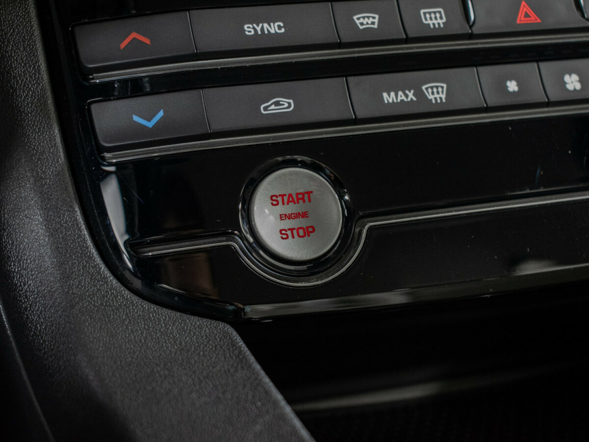 Б/У Ягуар Ф-Пэйс 2017 года. Фото: #13