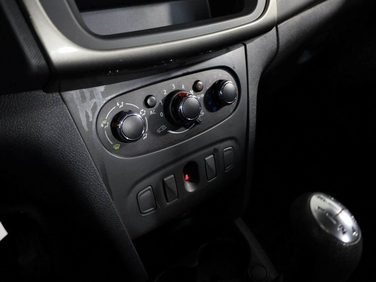 Б/У Рено Логан 2015 года. Фото: #16