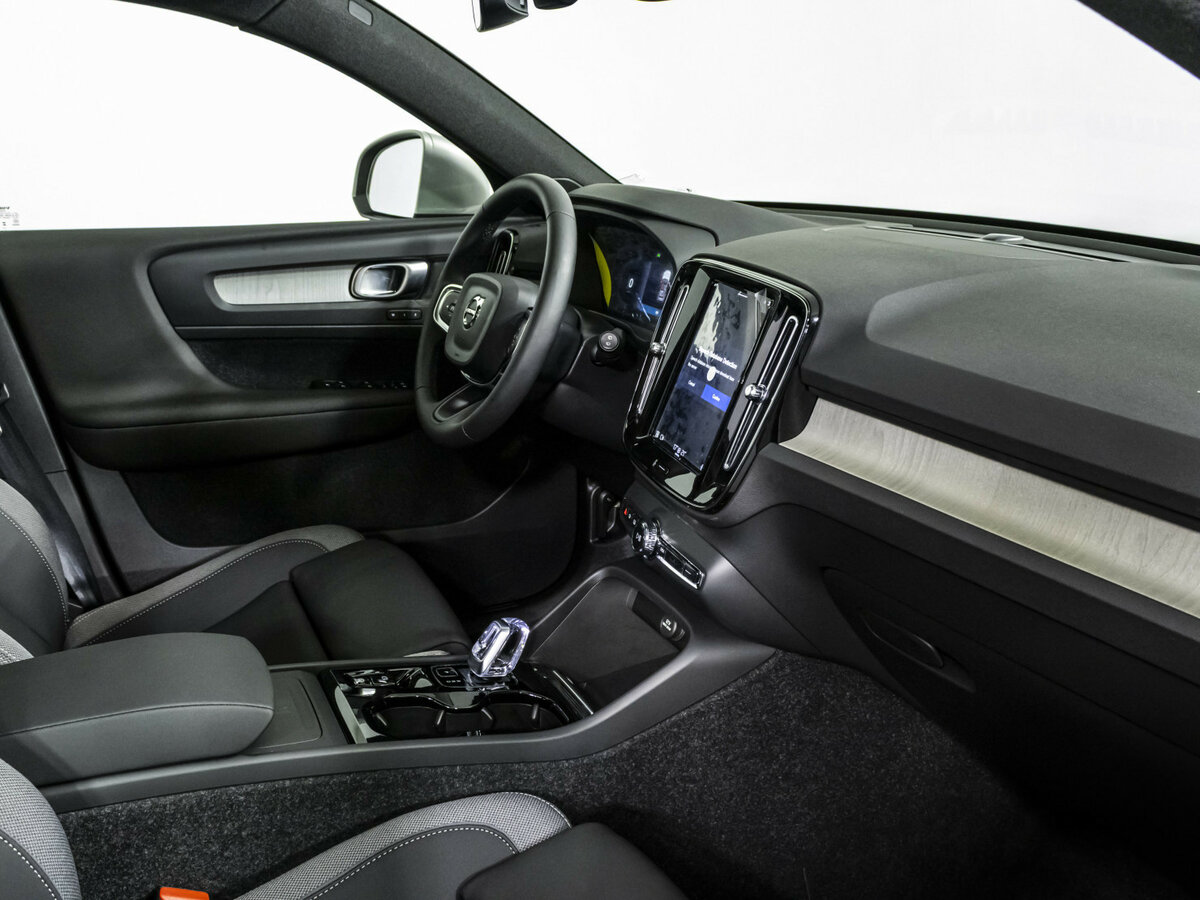 Б/У Вольво ИксЦ40 2024 года. Фото: #4