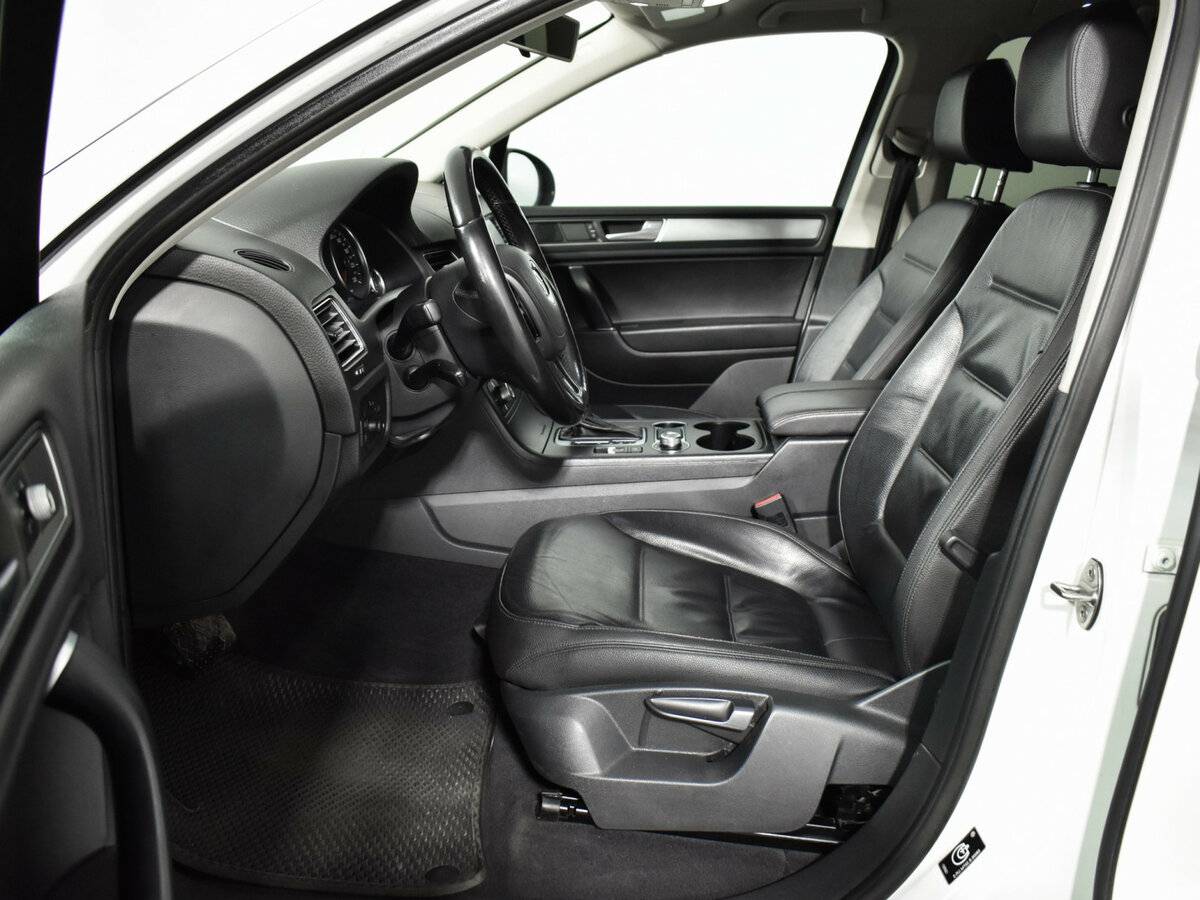 Б/У Фольксваген Туарег 2015 года. Фото: #9