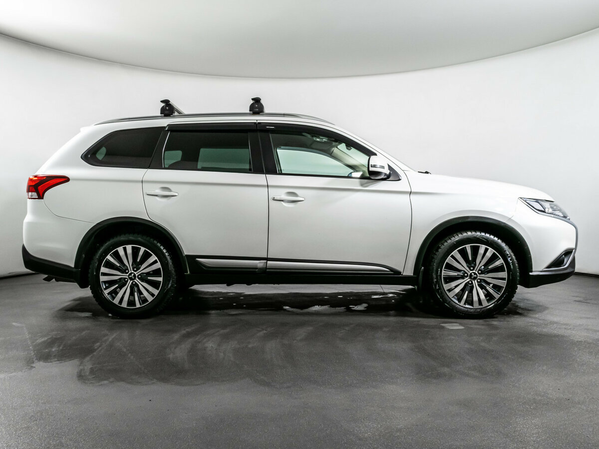 Б/У Митсубиши Оутлэндер 2021 года. Фото: #3