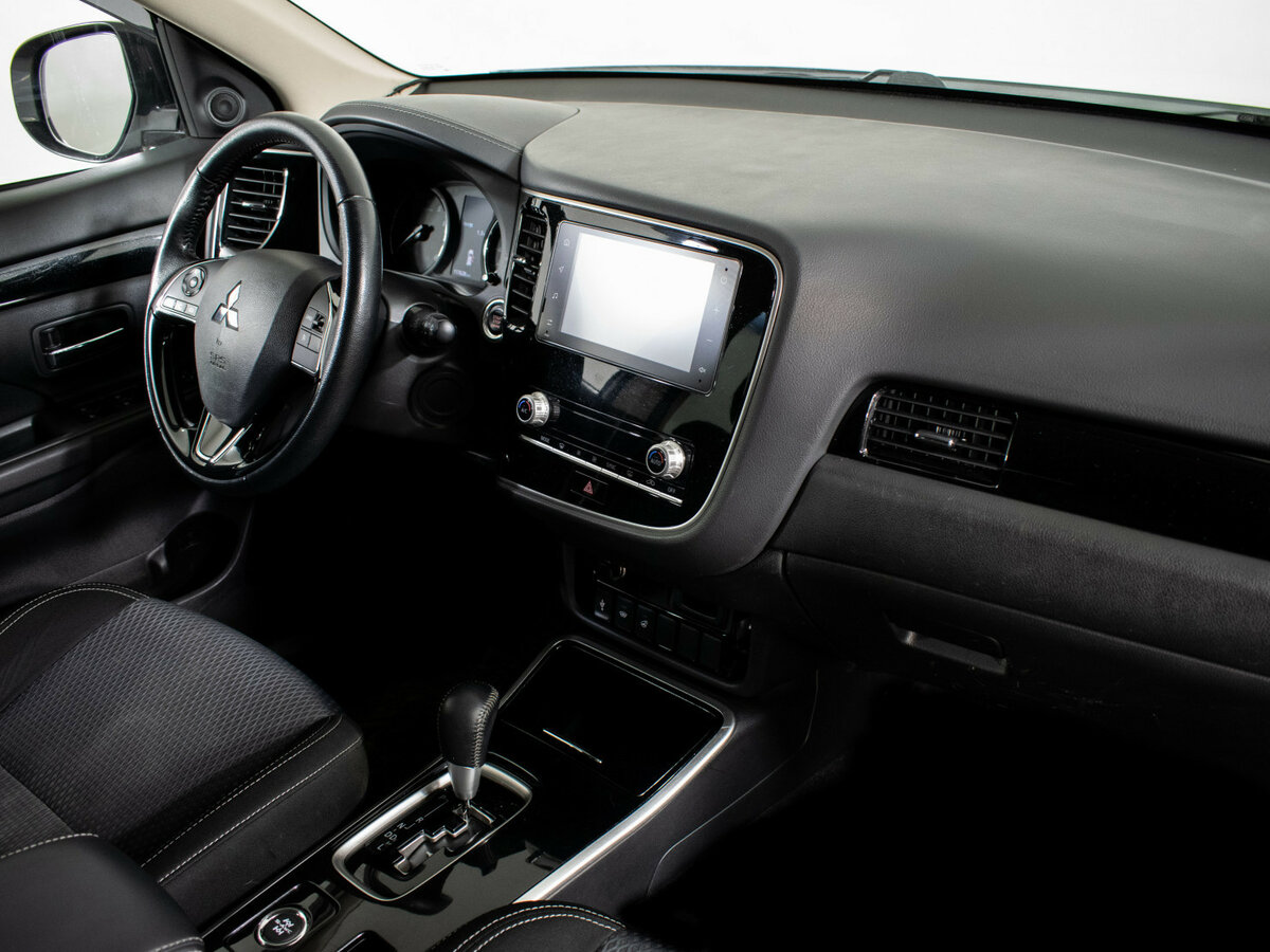 Б/У Митсубиши Оутлэндер 2021 года. Фото: #9