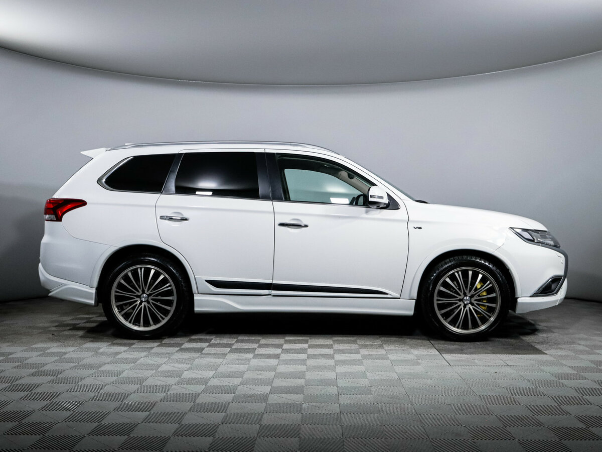 Б/У Митсубиши Оутлэндер 2018 года. Фото: #3