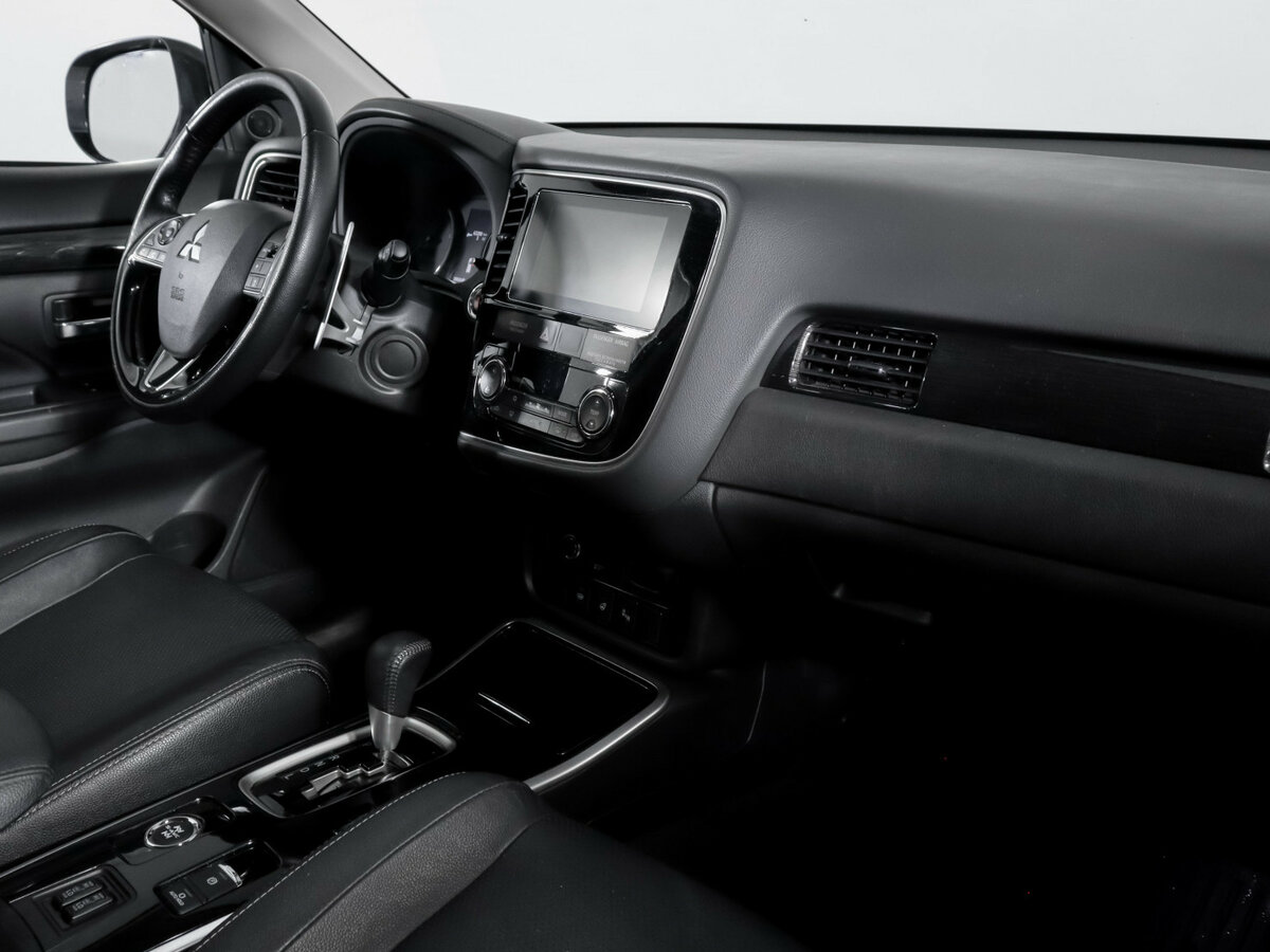 Б/У Митсубиши Оутлэндер 2018 года. Фото: #8